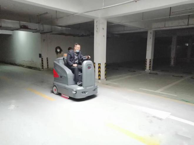 临沂小区物业保洁不用人力改用驾驶式洗地机了